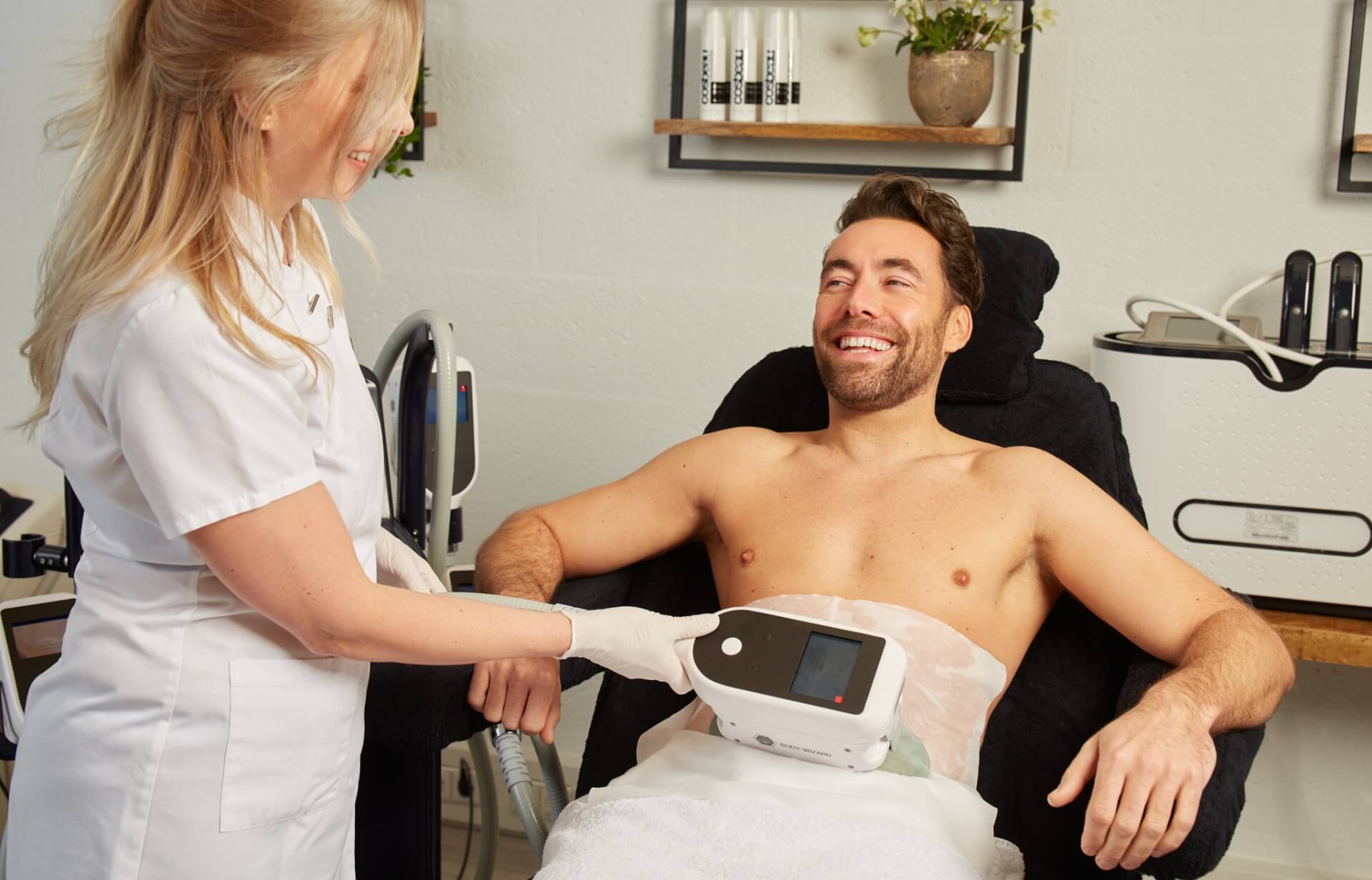Body-Wizard behandeling in uitvoering bij Nancy's by Happiness Ieper